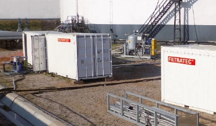 Zwei weiße Container mit FILTRATEC-Logo auf einem Betriebsgelände.