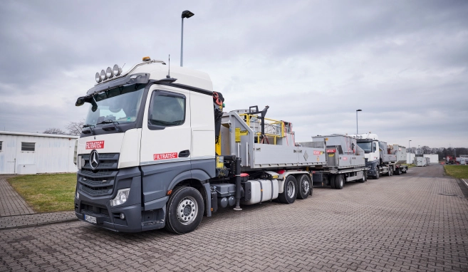 Mehrere FILTRATEC-Lkw mit mobiler Filtertechnik stehen auf einem Betriebsgelände bereit für den Einsatz.
